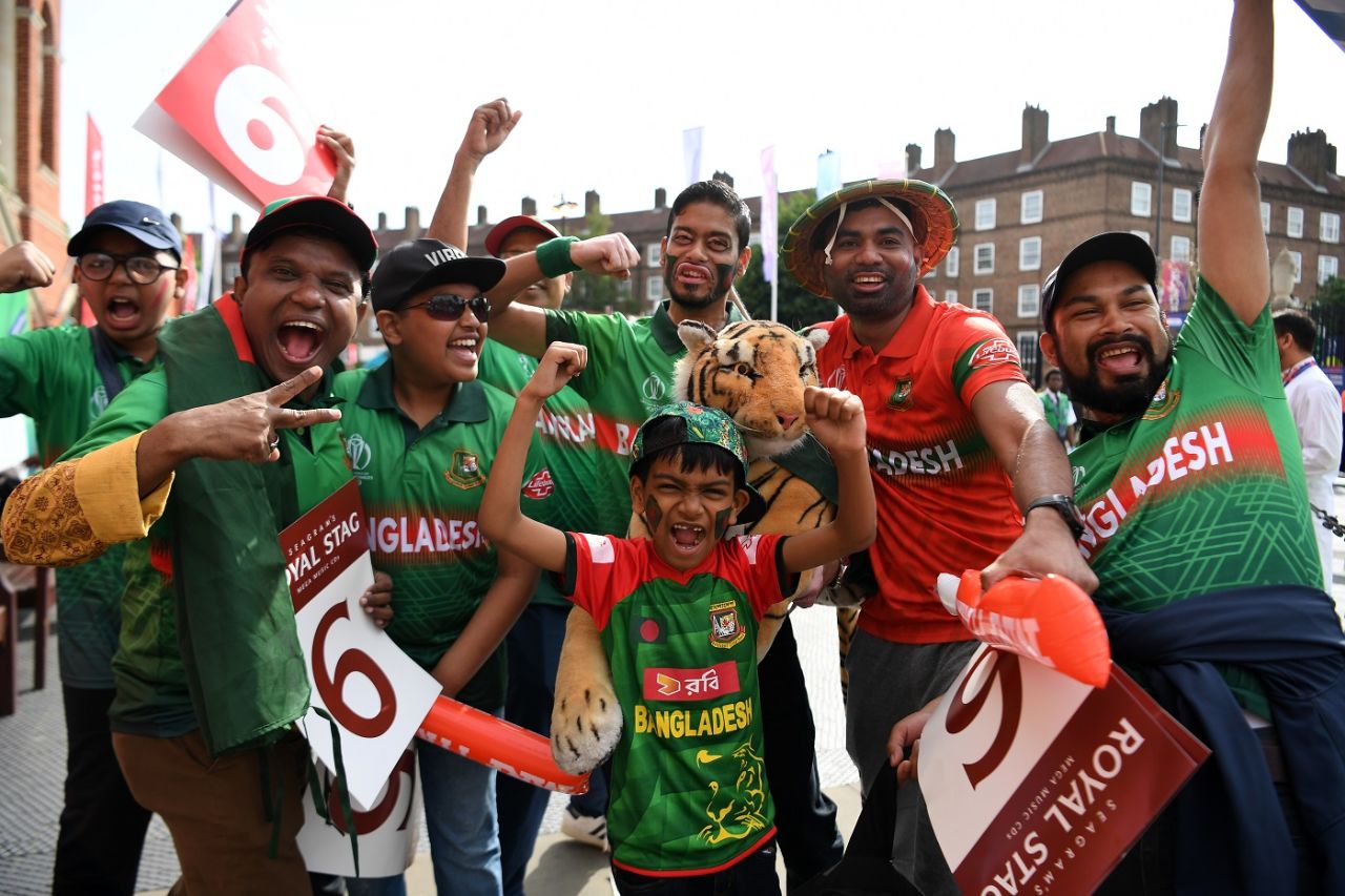 Bangladesh fans pose for a photo, Bangladesh vs South Africa, World Cup 2019, The Oval, June 2, 2019