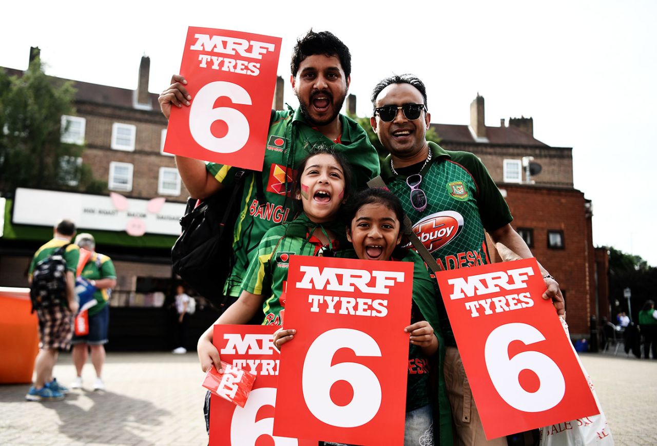 Bangladesh fans pose for a photo, Bangladesh vs South Africa, World Cup 2019, The Oval, June 2, 2019