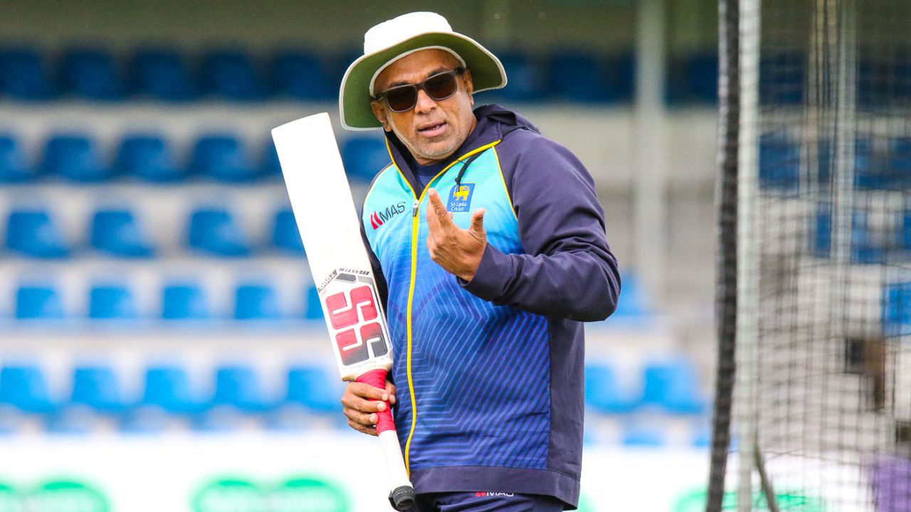 Sri Lanka coach Chandika Hathurusingha keeps a watchful eye at training, Edinburgh, May 20, 2019