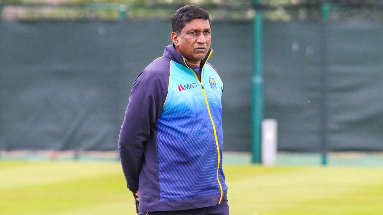Ashantha de Mel keeps a keen eye on proceedings at Sri Lanka training, Edinburgh, May 20, 2019