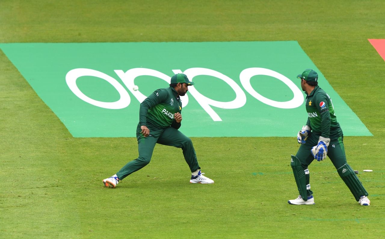 Asif Ali drops a catch as Sarfaraz Ahmed looks on, Australia v Pakistan, World Cup 2019, Taunton, June 12, 2019