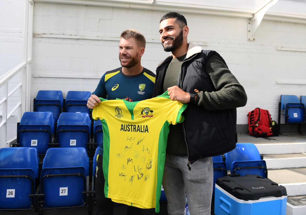 David Warner gave a team jersey to Jaykishan Phala, the net bowler he had struck, Australia v Sri Lanka, World Cup 2019, The Oval, June 15, 2019