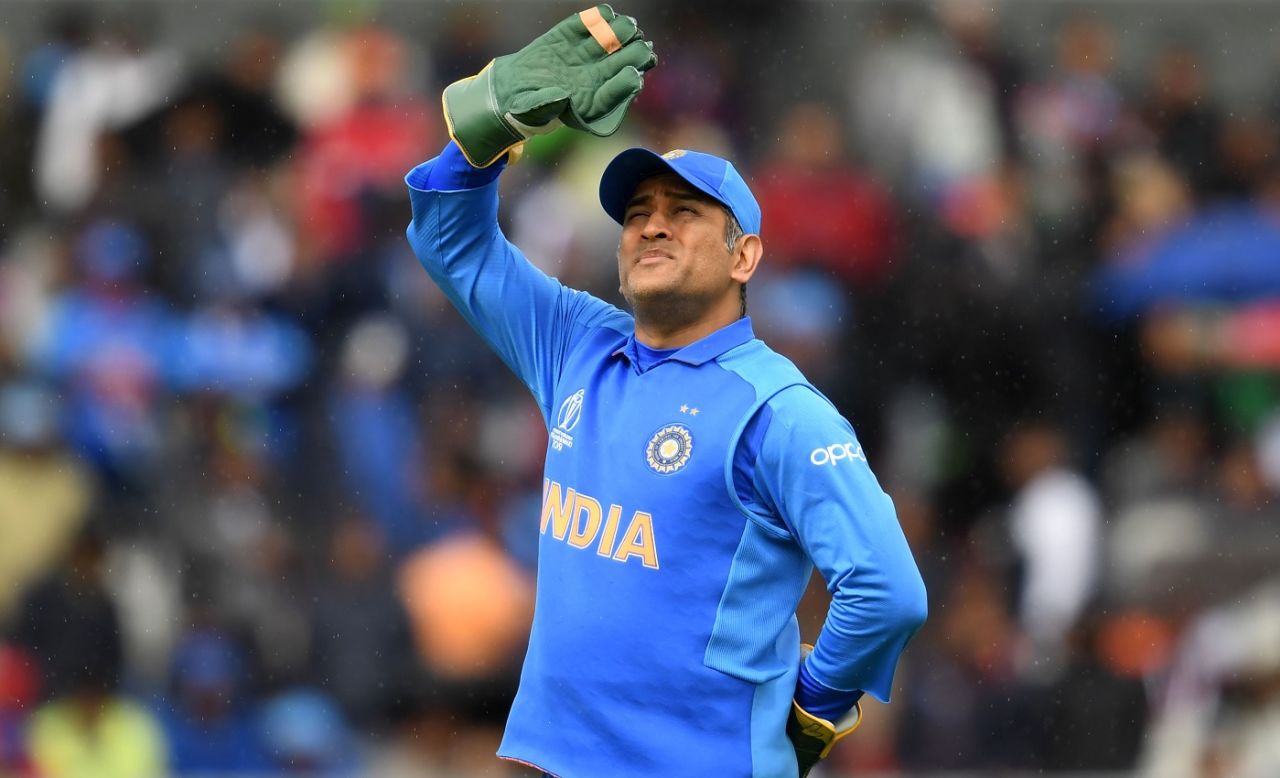 MS Dhoni looks up as light drizzle continues, India v Pakistan, World Cup 2019, Manchester, June 16, 2019