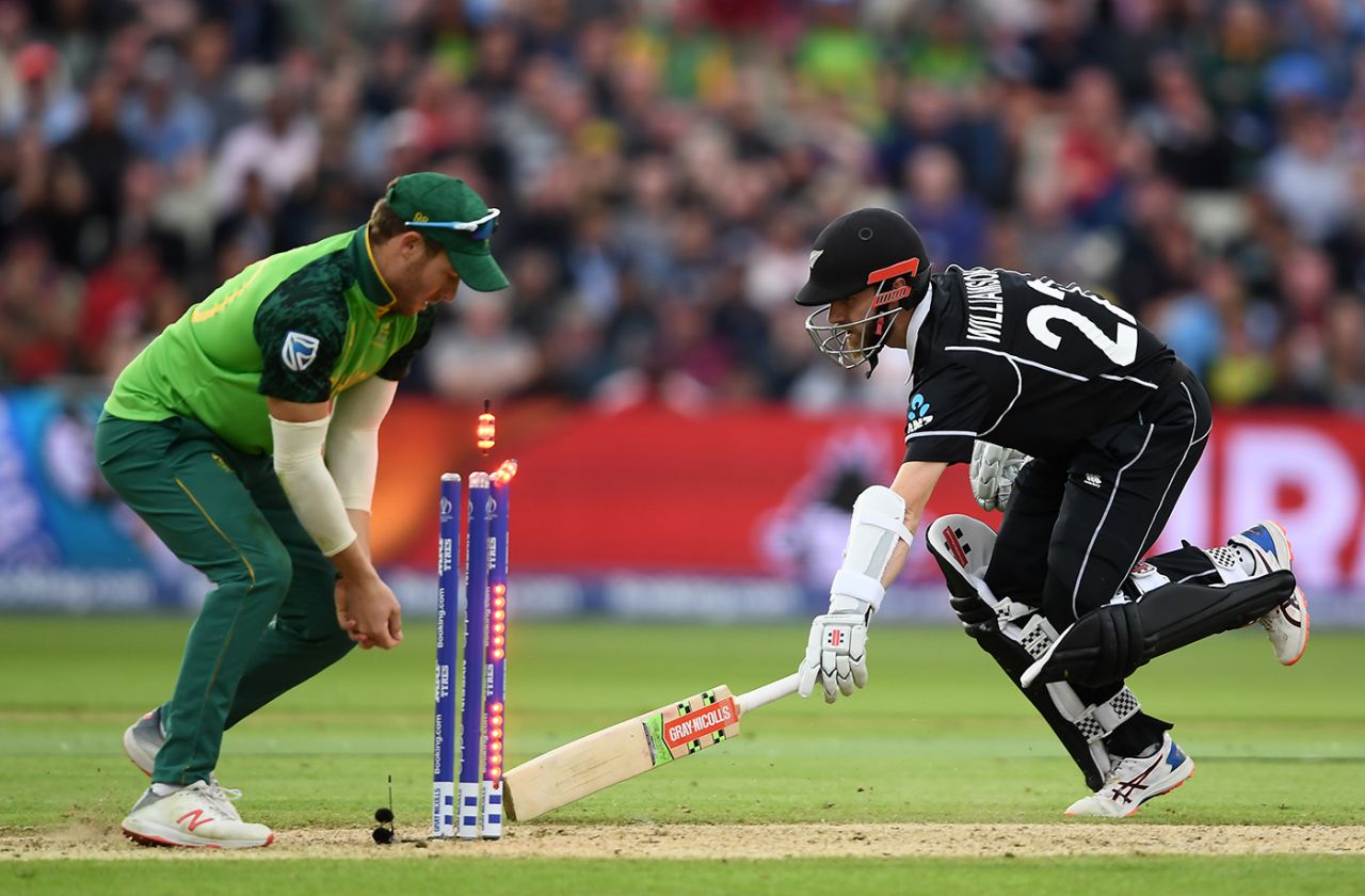 The key moment? South Africa miss the chance to run out Kane Williamson, New Zealand v South Africa, Birmingham, June 19, 2019