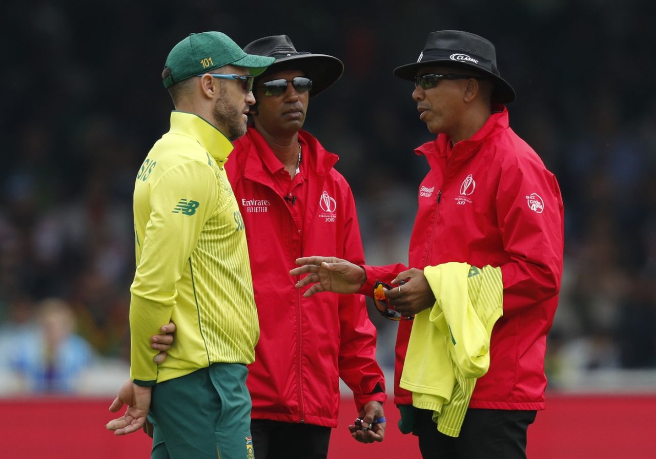Faf du Plessis peaks with umpires Joel Wilson and Kumar Dharmasena over a catch decision, Pakistan v South Africa, World Cup 2019, Lords, June 7, 2019