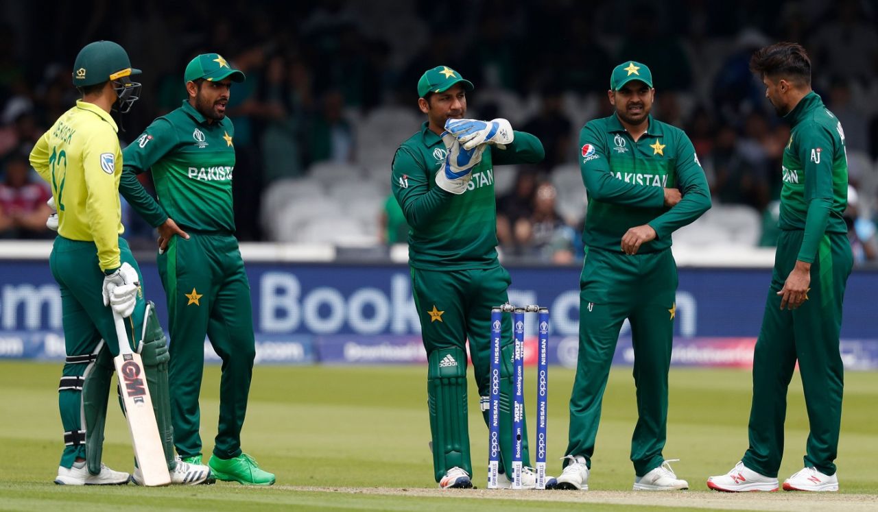 Mohammad Amir looks on as his skipper Sarfaraz Ahmed calls for a review for a rejected LBW appeal, World Cup 2019, Lords, June 7, 2019