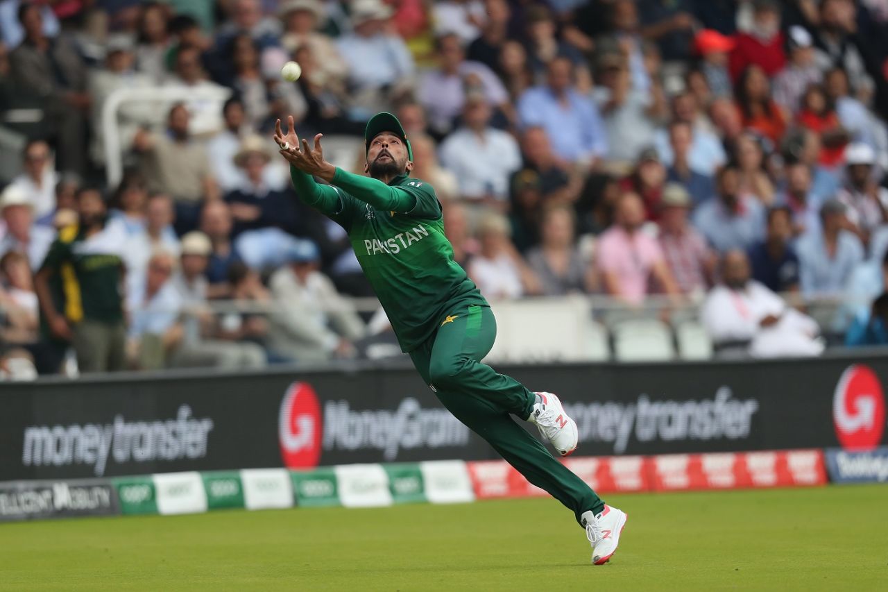 Mohammad Amir makes a valiant attempt to leap for a catch, Pakistan v South Africa, World Cup 2019, Lords, June 7, 2019