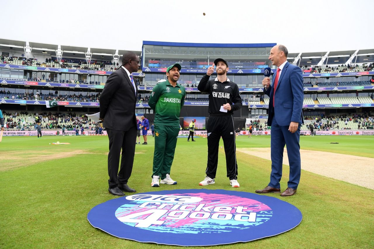 Sarfaraz Ahmed calls as Kane Williamson tosses the coin, New Zealand v Pakistan, World Cup 2019, Birmingham, June 26, 2019