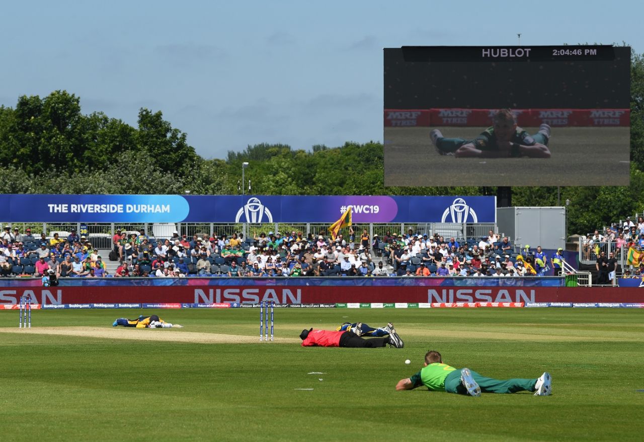 The players and match officials lay down on the pitch to avoid a swarm of bees, South Africa v Sri Lanka, World Cup 2019, Chester-le-Street, June 28, 2019