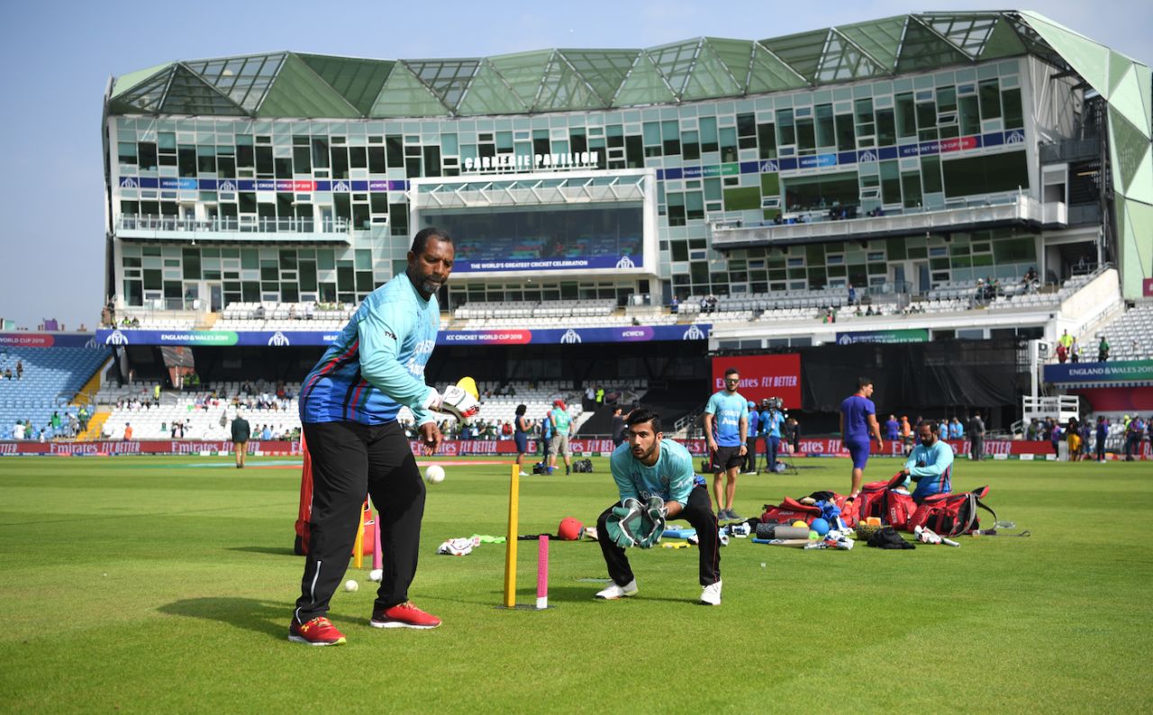 Phil Simmons gives catching practice, Afghanistan v Pakistan, World Cup 2019, Headingley, June 29, 2019