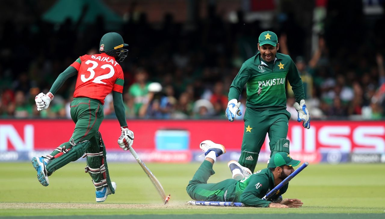 Shadab Khan attempts to run out Mosaddek Hossain with a brilliant effort, Bangladesh v Pakistan, World Cup 2019, Lord's, July 5, 2019