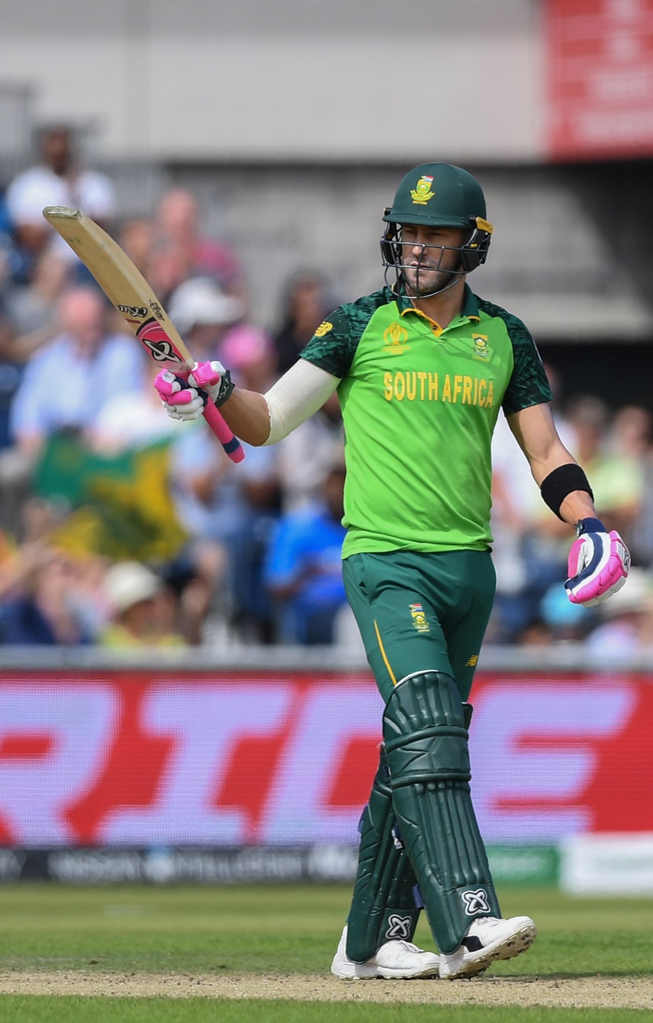 Faf du Plessis acknowledges the applause, Australia v South Africa, World Cup 2019, Old Trafford, July 6, 2019