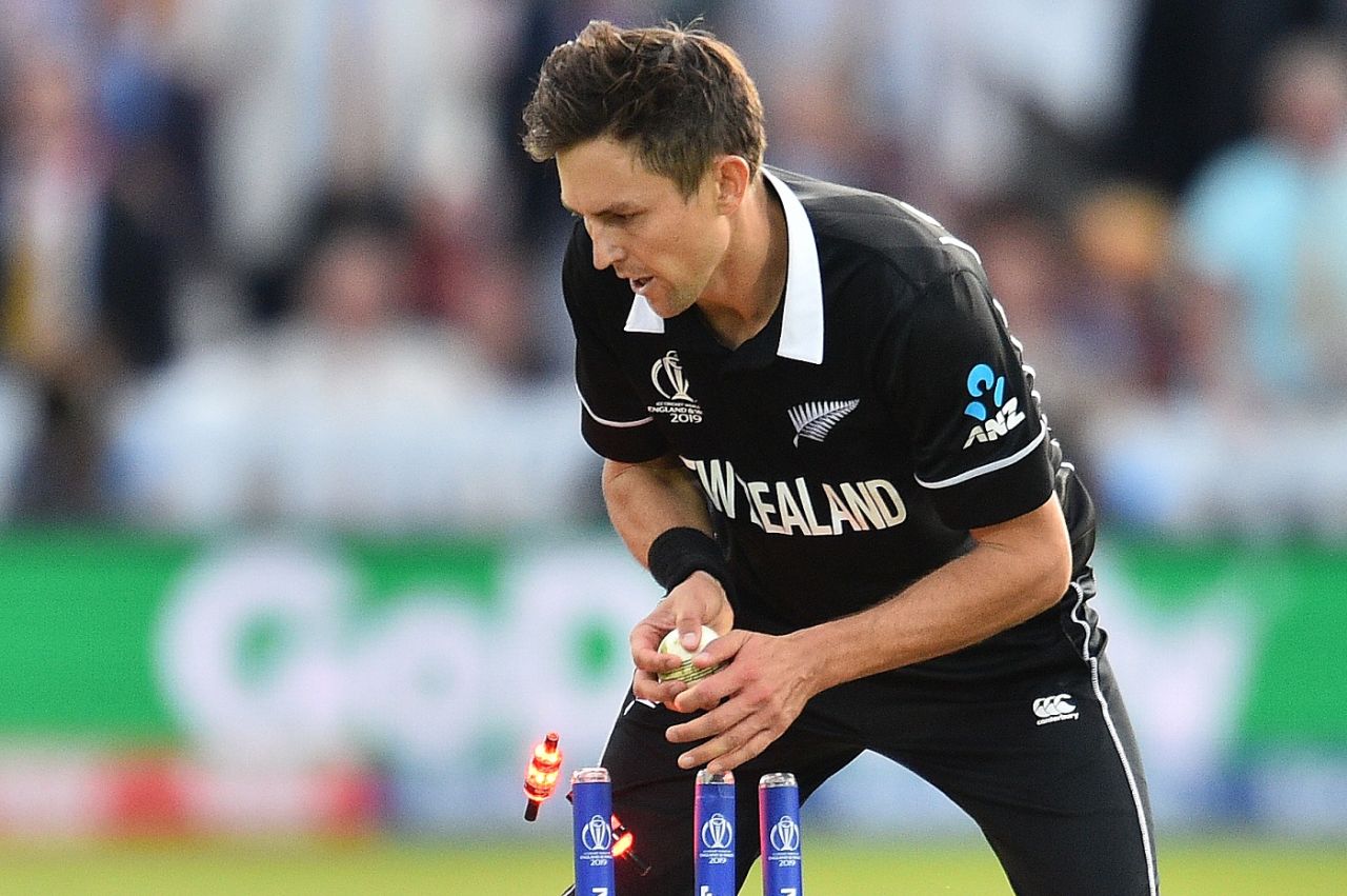 Trent Boult ensures Mark Wood is run out off the last ball to force the final into a Super Over, England v New Zealand, World Cup 2019, Lord's, July 14, 2019