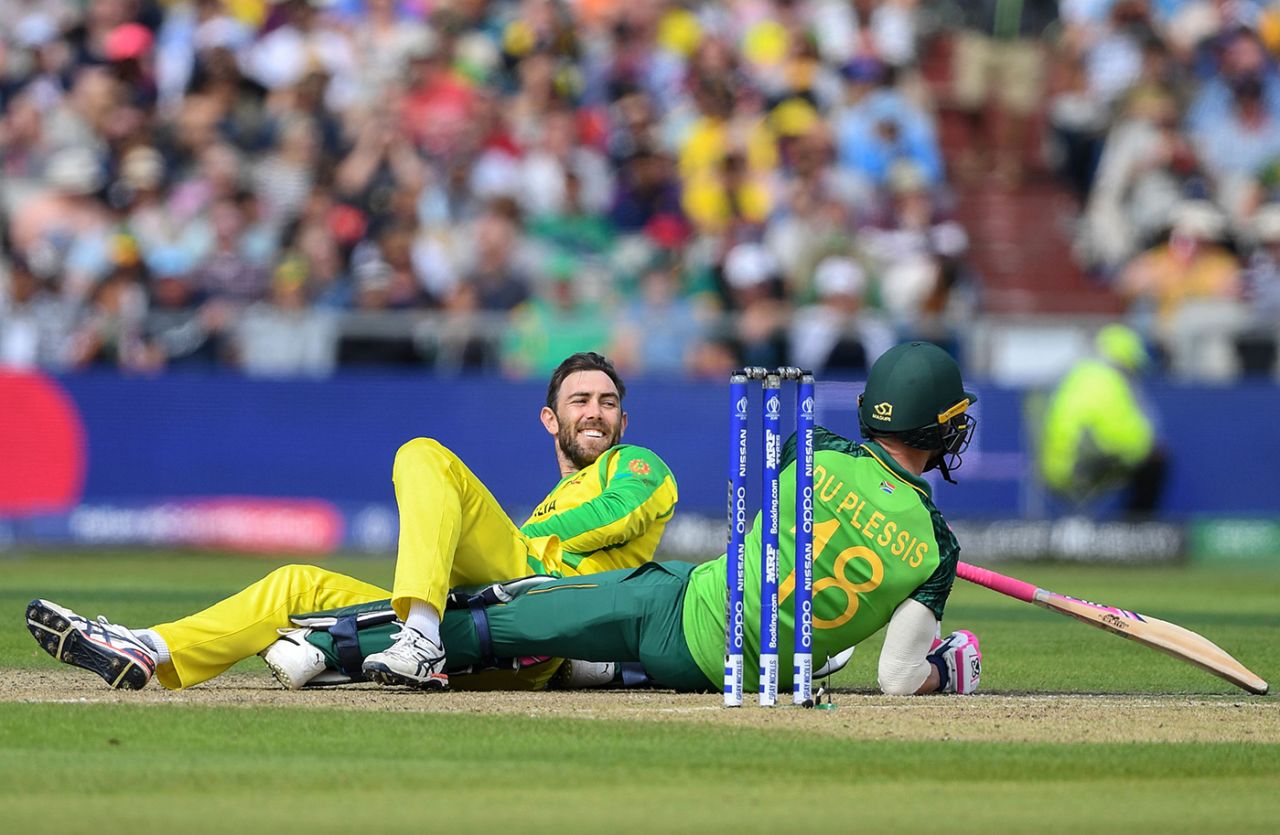 Glenn Maxwell sees the funny side to finding himself in a tangle with Faf du Plessis, Australia v South Africa, 2019 men's World Cup, Manchester, July 6, 2019