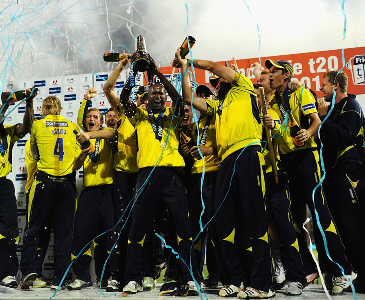 Hampshire celebrate their Friends Life t20 title, Yorkshire v Hampshire, Friends Life t20 final, August 25, 2012