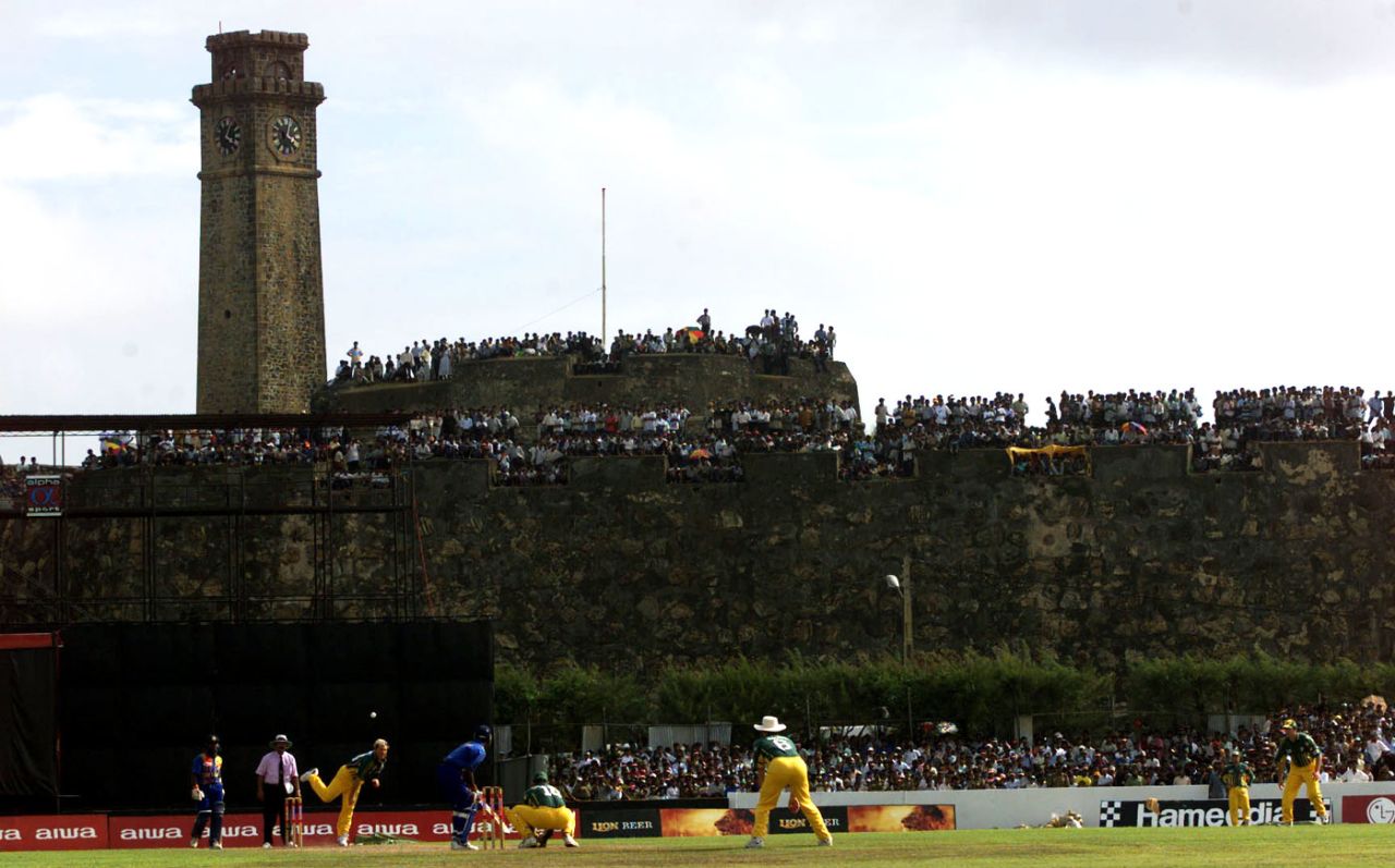 Spectators on Galle Fort watch Shane Warne bowl, Sri Lanka v Australia, Aiwa Cup, 1st ODI, Galle, August 22, 1999