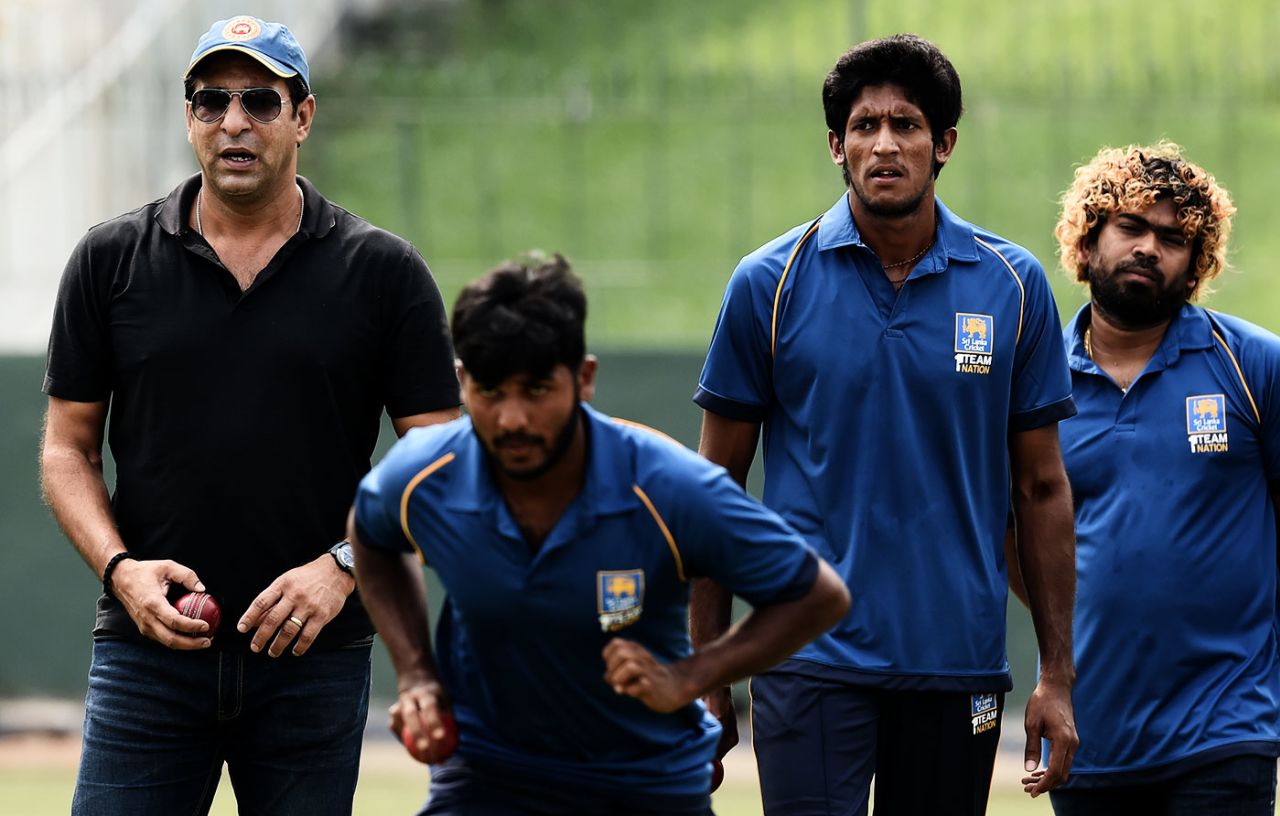 Wasim Akram works with Sri Lanka's bowlers, Colombo, December 1, 2016