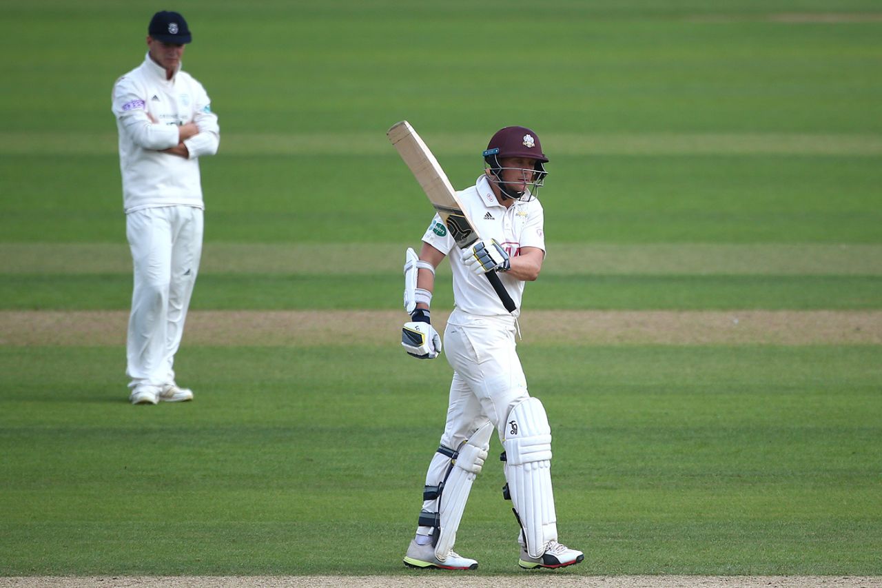 Scott Borthwick acknowledges the crowd's applause, Surrey v Hampshire, County Championship, The Oval, August 20, 2019