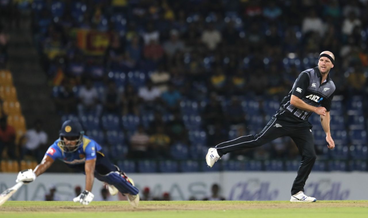 Seth Rance attempts a run-out, Sri Lanka v New Zealand, 3rd T20I, Pallekele, September 6, 2019
