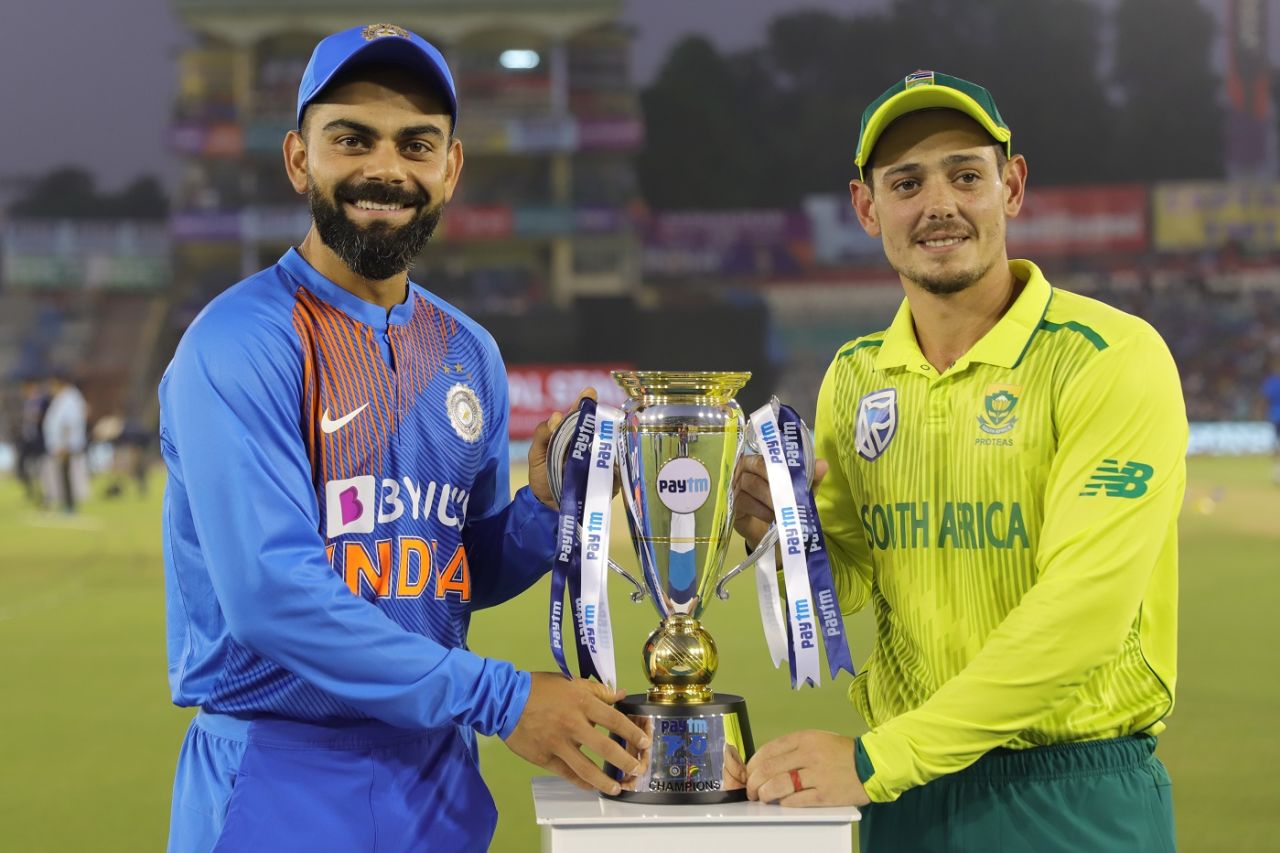 Virat Kohli and Quinton de Kock pose with the trophy, South Africa v India, 2nd T20I, Mohali, September 18, 2019