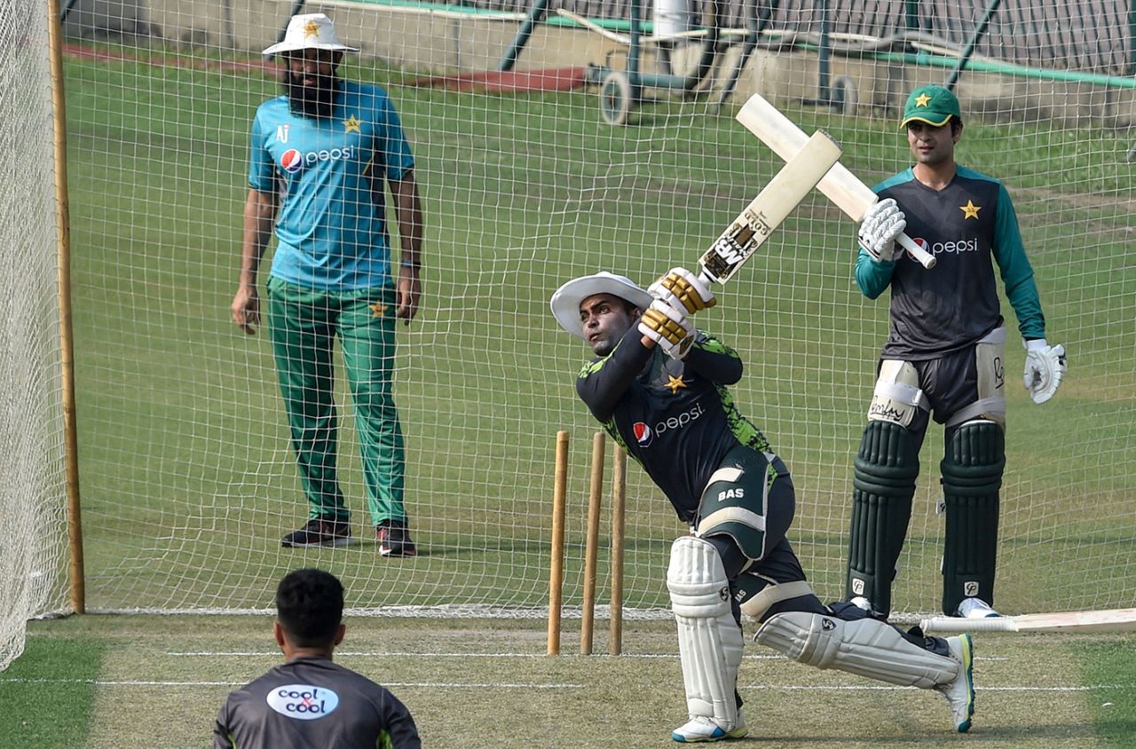 Misbah-ul-Haq oversees Pakistan's training session, Lahore, September 18, 2019