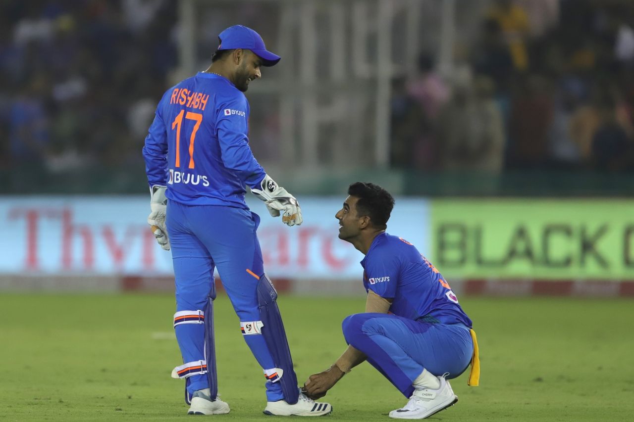 Deepak Chahar ties Rishabh Pant's shoelaces, India v South Africa, 2nd T20I, Mohali, September 18, 2019