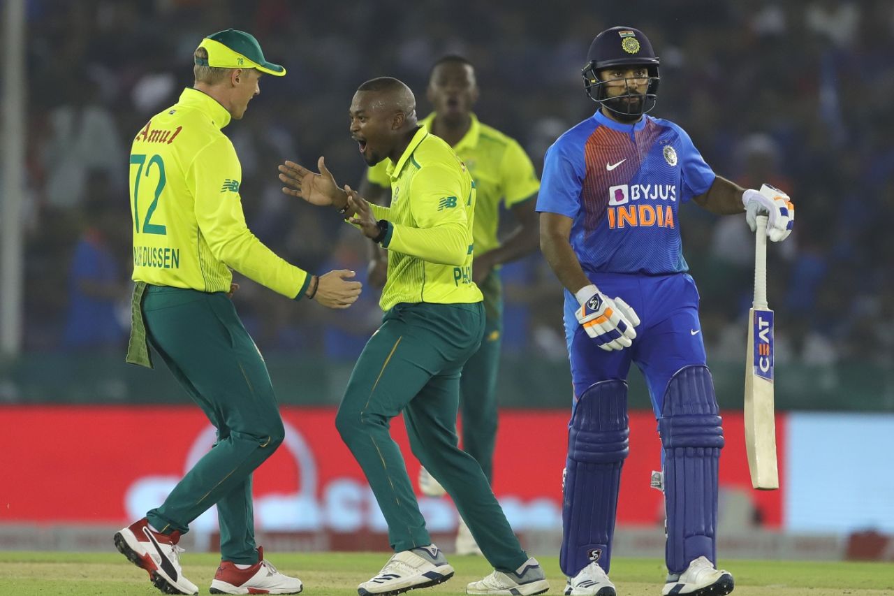 Andile Phehlukwayo is pumped after dismissing Rohit Sharma, South Africa v India, 2nd T20I, Mohali, September 18, 2019