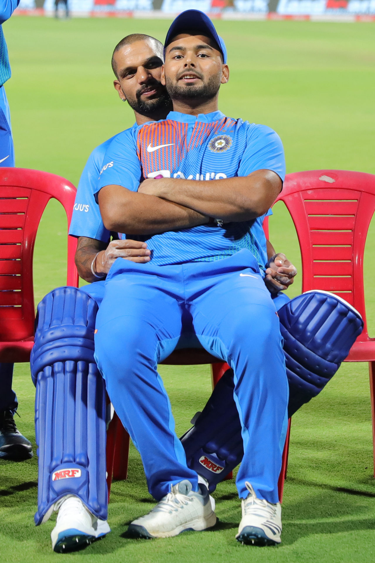The left-handers' corner: Shikhar Dhawan plays sofa to Rishabh Pant, India v South Africa, 3rd T20I, Bengaluru, September 22, 2019