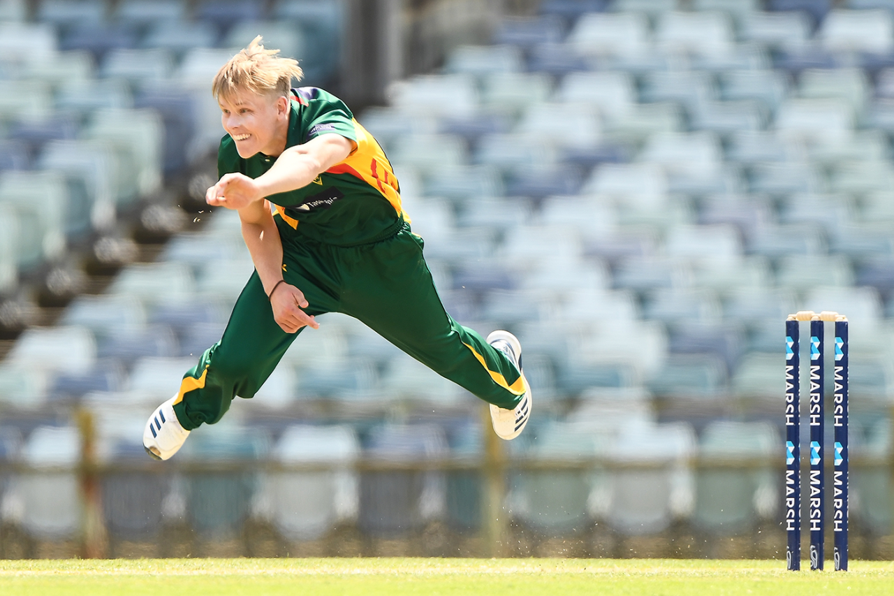 Nathan Ellis flies through the crease, Tasmania v Victoria, Marsh One-Day Cup, Perth, September 23, 2019