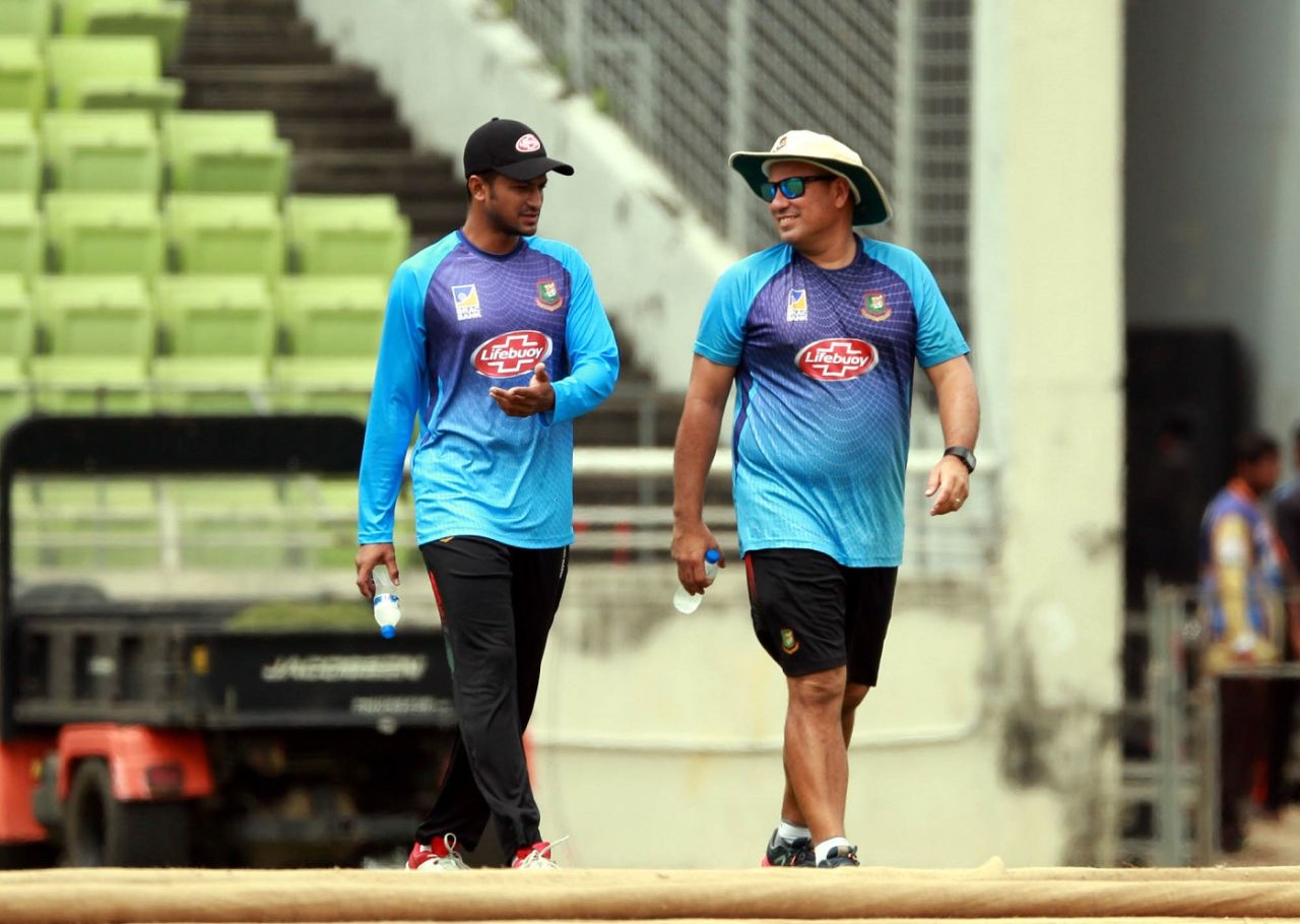 Shakib Al Hasan and Russell Domingo have a chat, Dhaka, September 23, 2019