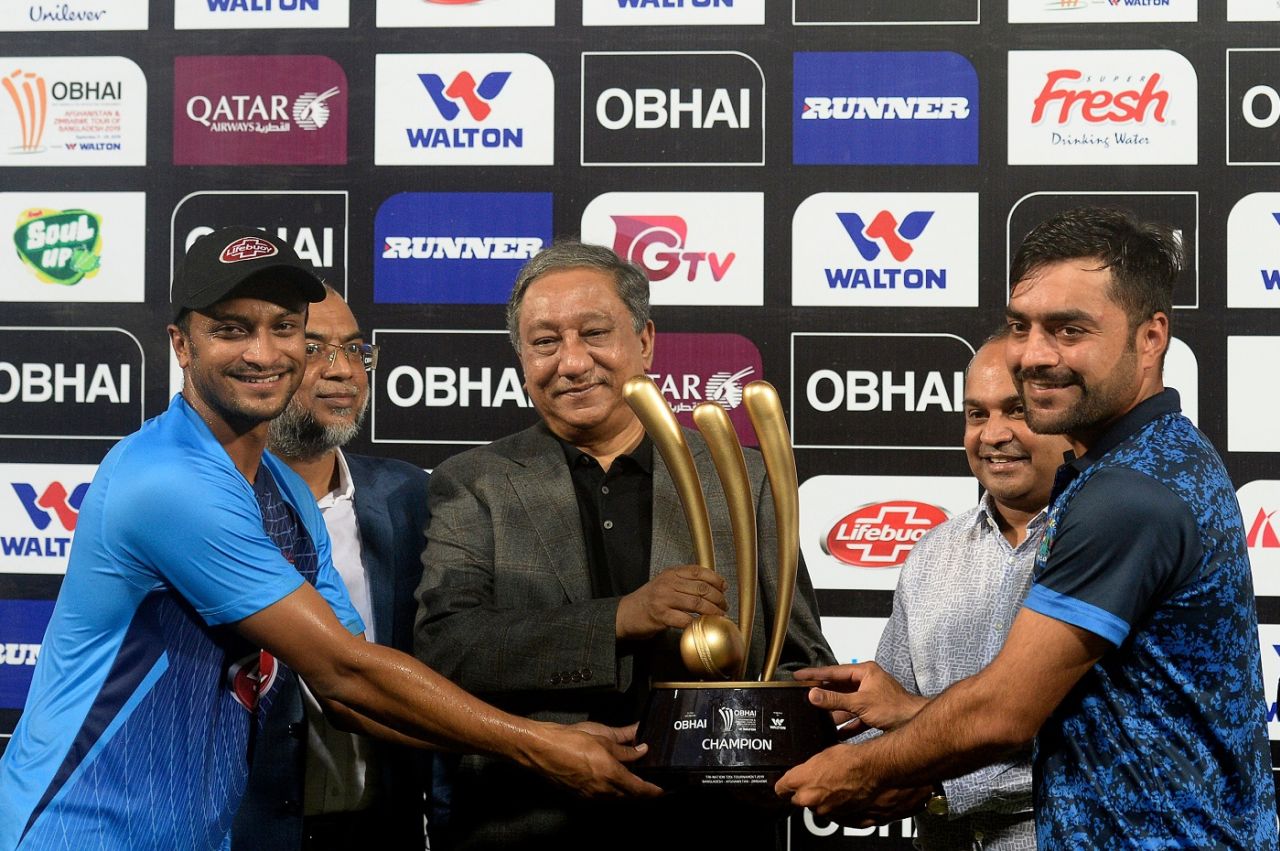 Shakib Al Hasan and Rashid Khan lift the trophy jointly, with rain delaying the start, Bangladesh T20I tri-series, Mirpur, September 24, 2019