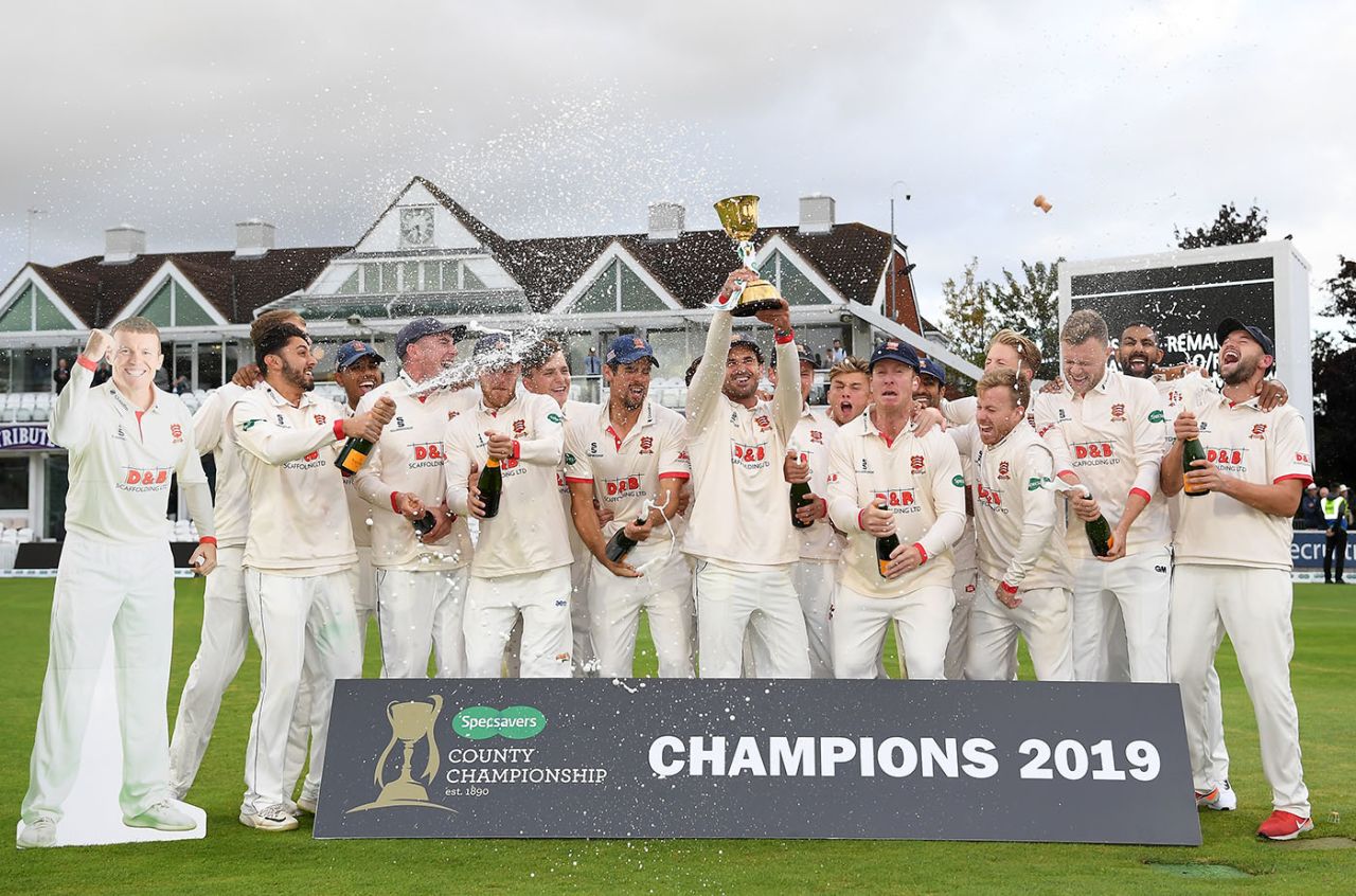Ryan ten Doeschate lifts the County Championship Division One trophy as his Essex team-mates celebrate, Taunton, September 26, 2019