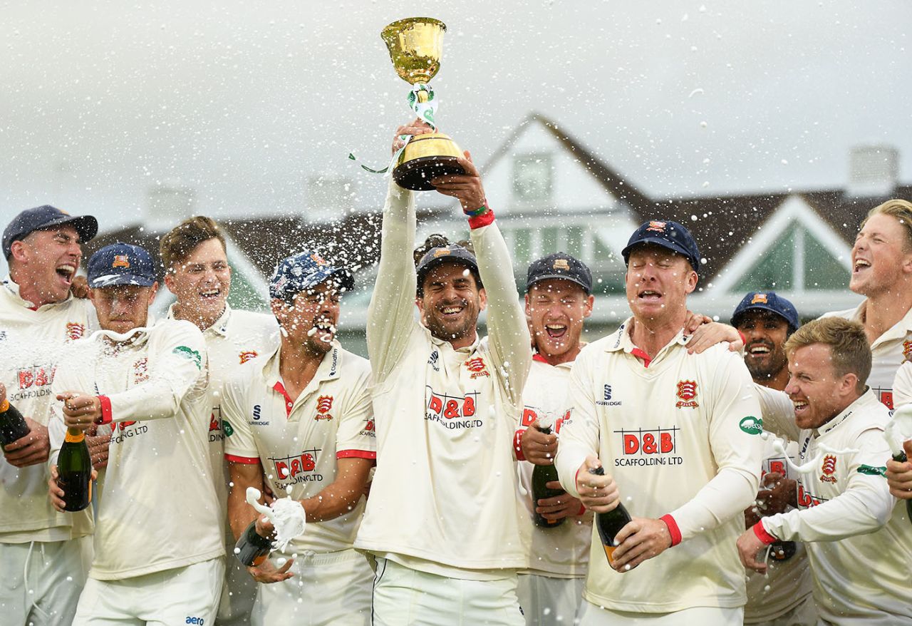 Ryan ten Doeschate lifts the County Championship Division One Trophy as Essex celebrate, Taunton, September 26, 2019