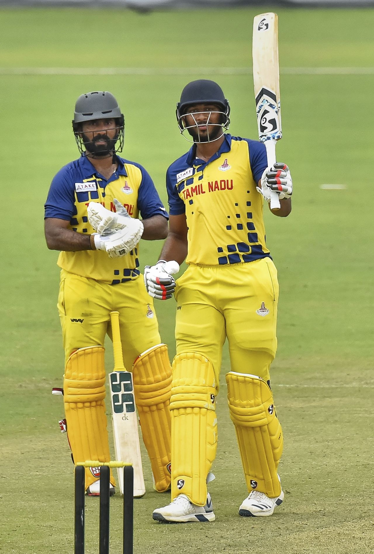 Shahrukh Khan raises his bat after reaching a fifty, Bengal v Tamil Nadu, Vijay Hazare Trophy 2019-20, Jaipur, October 1, 2019