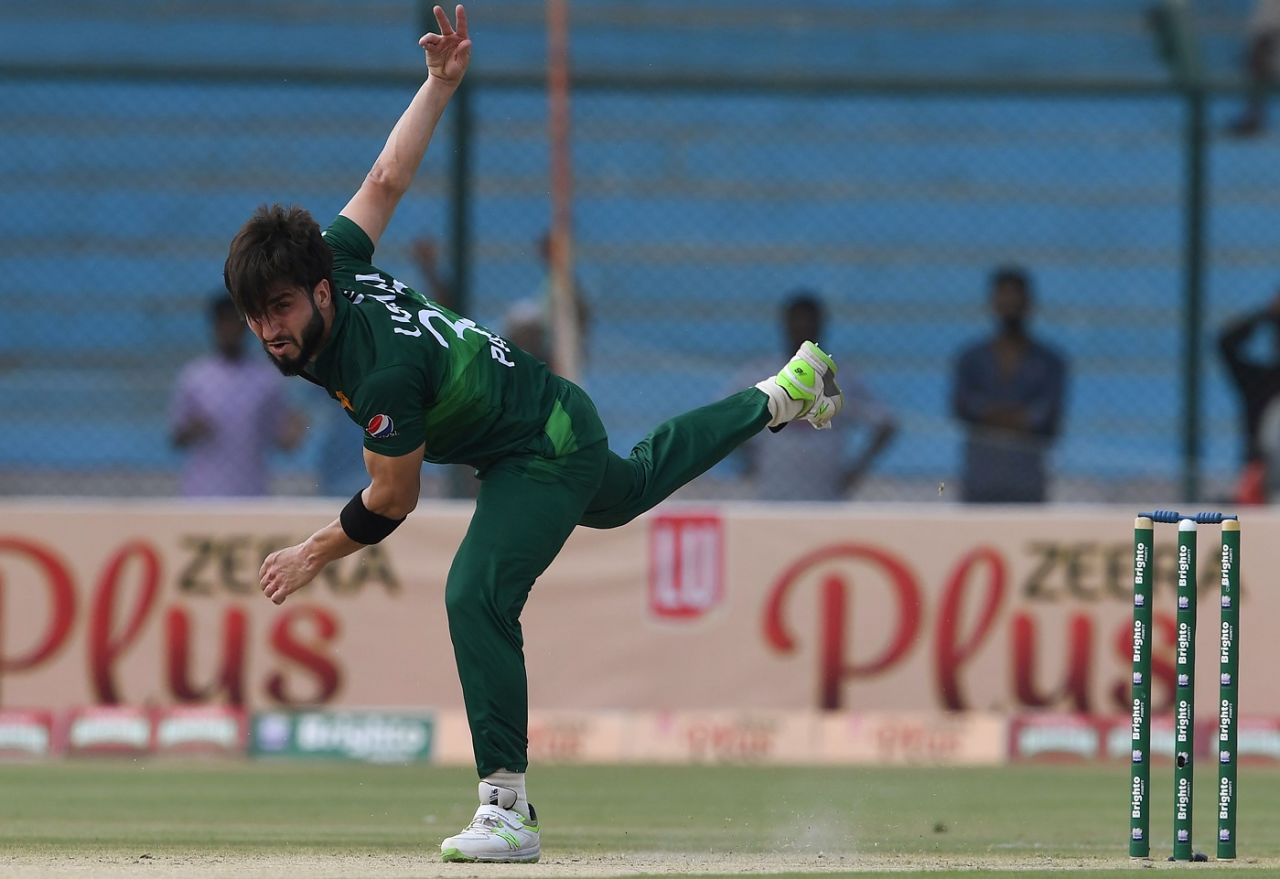 Usman Shinwari bowls, Pakistan v Sri Lanka, 3rd ODI, Karachi, October 2, 2019