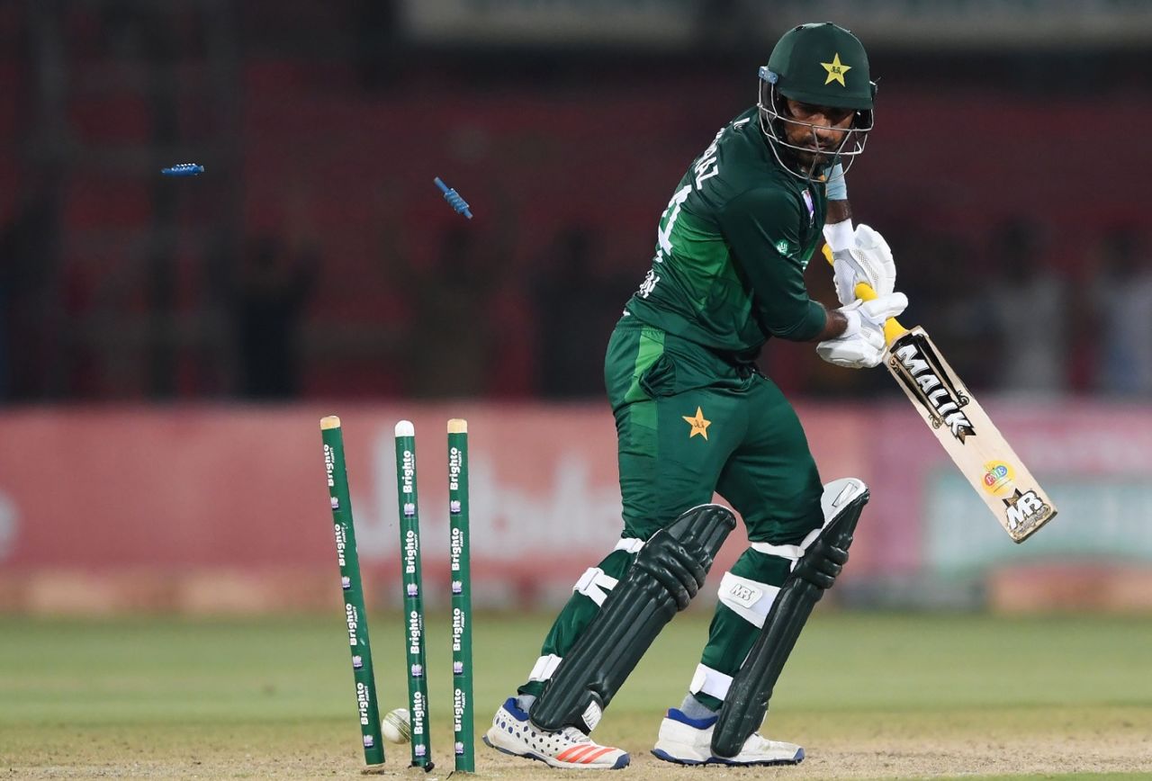 Sarfaraz Ahmed is bowled, Pakistan v Sri Lanka, 3rd ODI, Karachi, October 2, 2019