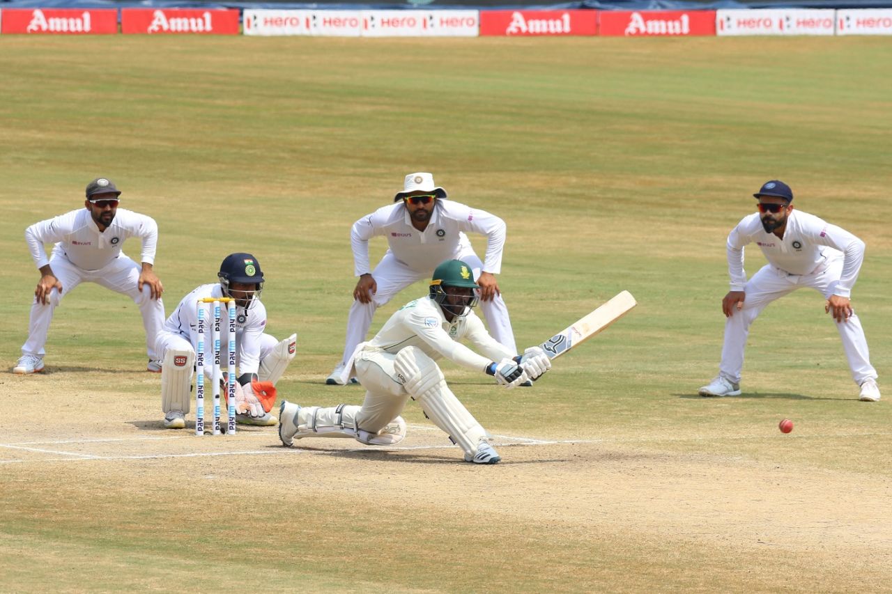 Senuran Muthusamy prepares to sweep, India v South Africa, 1st Test, Visakhapatnam, 5th day, October 6, 2019