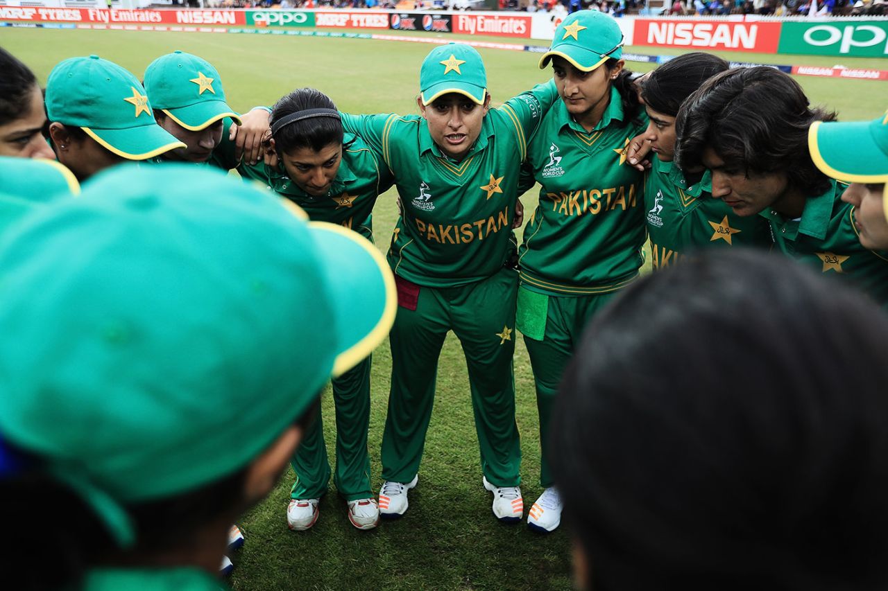 Sana Mir delivers a talk in the team huddle ahead of the start of play, England v Pakistan, Women's World Cup, Leicester, June 27, 2017
