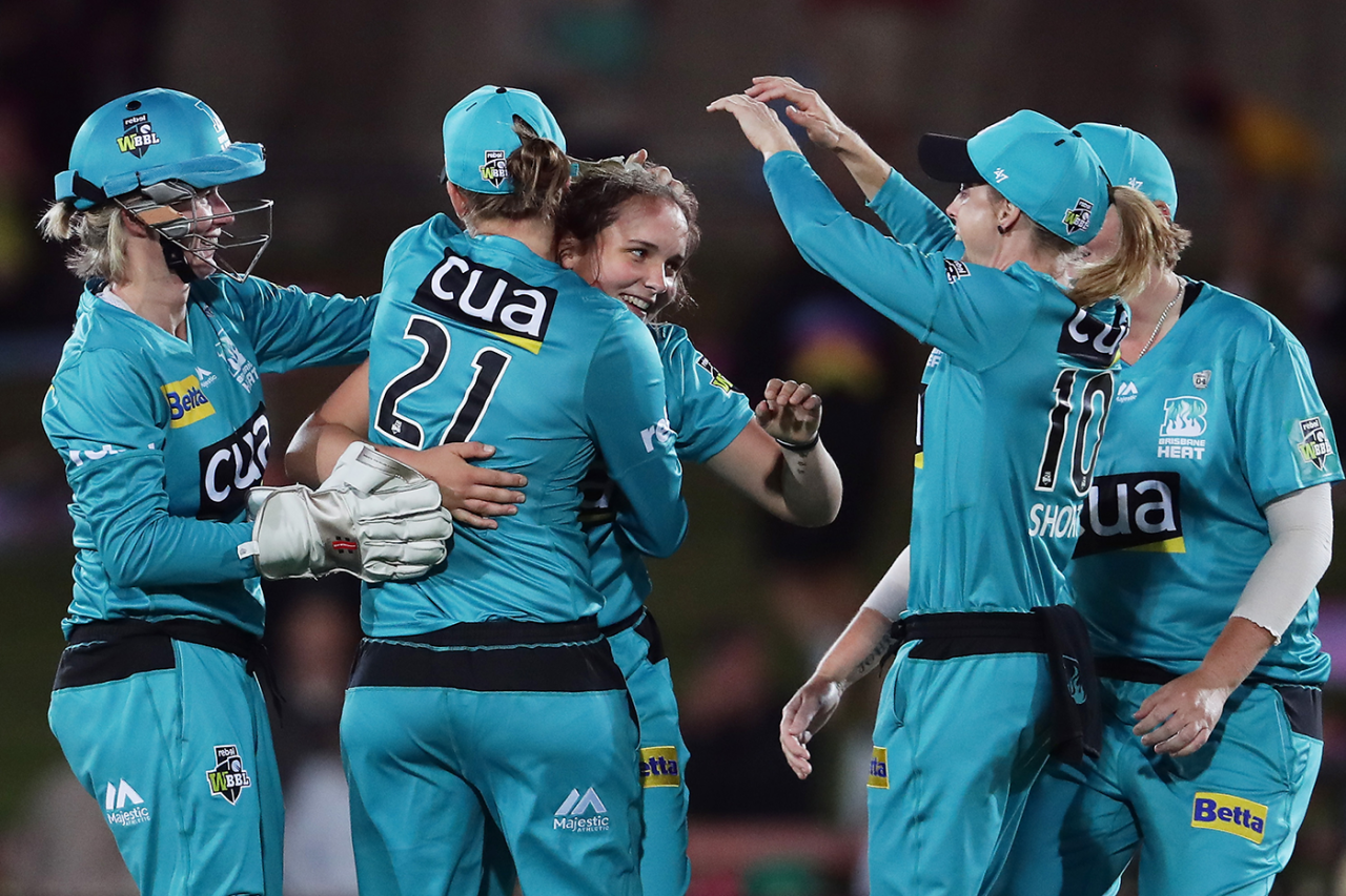 Amelia Kerr came close to a hat-trick on her WBBL debut, Sydney Sixers v Brisbane Heat, WBBL, North Sydney Oval, October 19, 2019