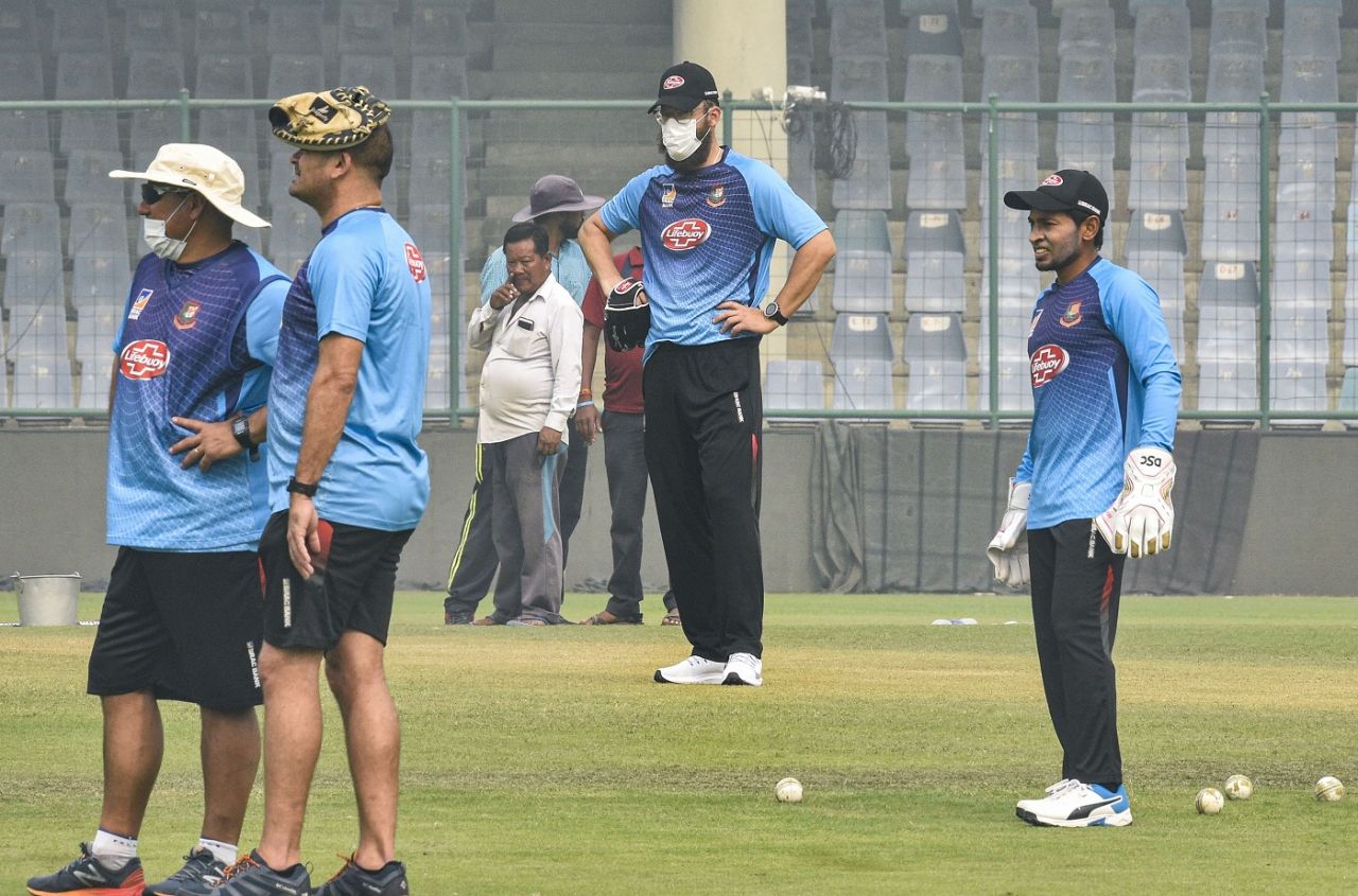 Bangladesh spin consultant Daniel Vettori wears an anti-pollution mask at training, Delhi, November 1, 2019