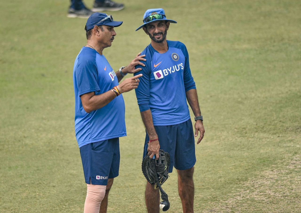 Head coach Ravi Shastri and batting coach Vikram Rathour have a chat, Delhi, November 1, 2019