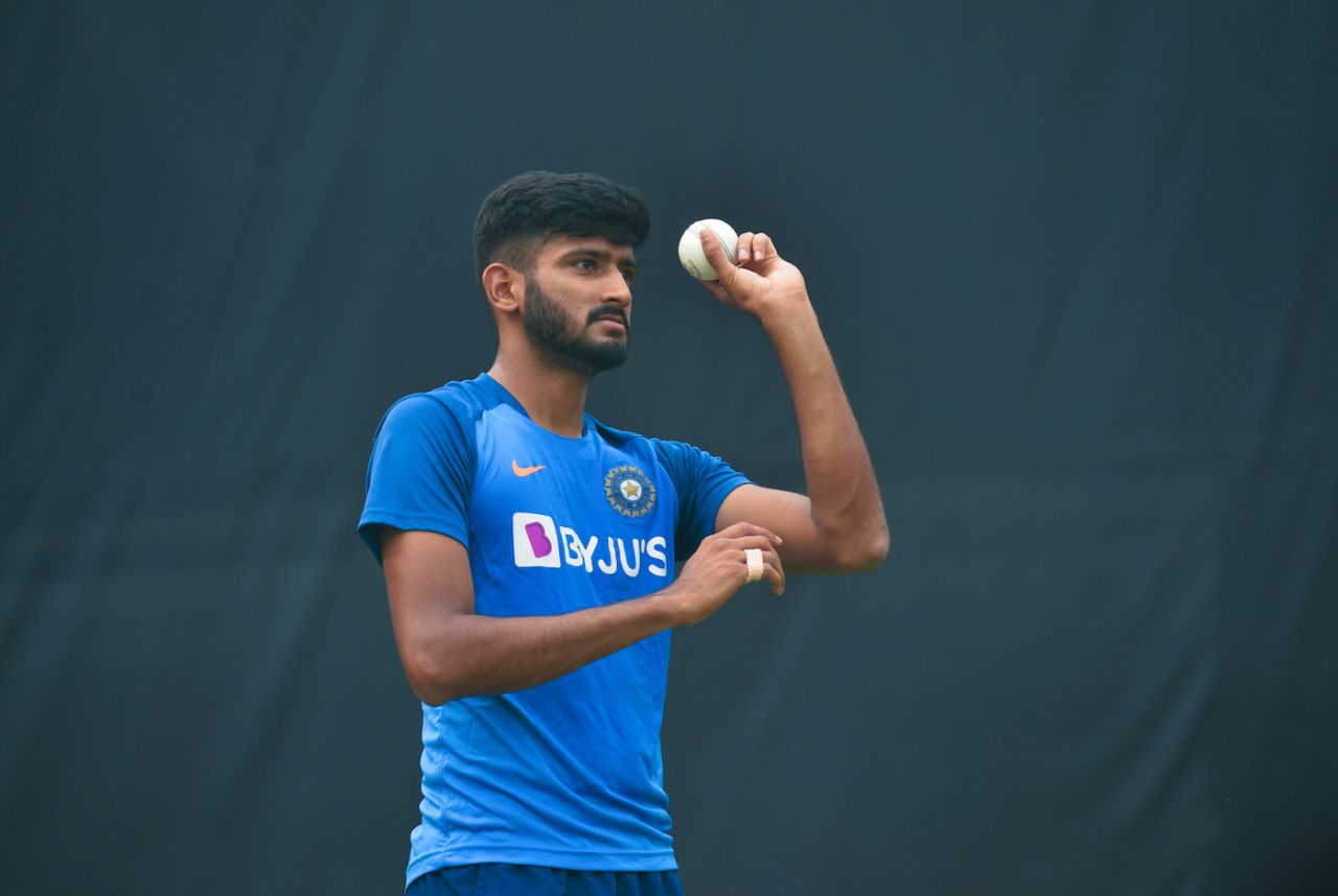 Khaleel Ahmed gets ready to bowl, Delhi, November 1, 2019