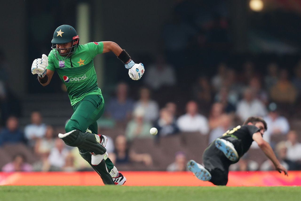 Mohammad Rizwan sprints to make his ground after losing his bat, Australia v Pakistan, 1st T20I, Sydney, November 3, 2019