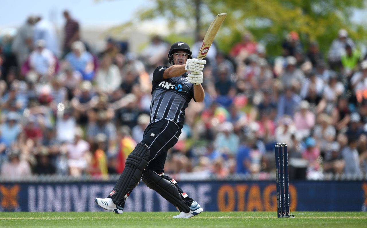 Colin de Grandhomme connects with a pull, New Zealand v England, 3rd T20I, Nelson, November 5, 2019