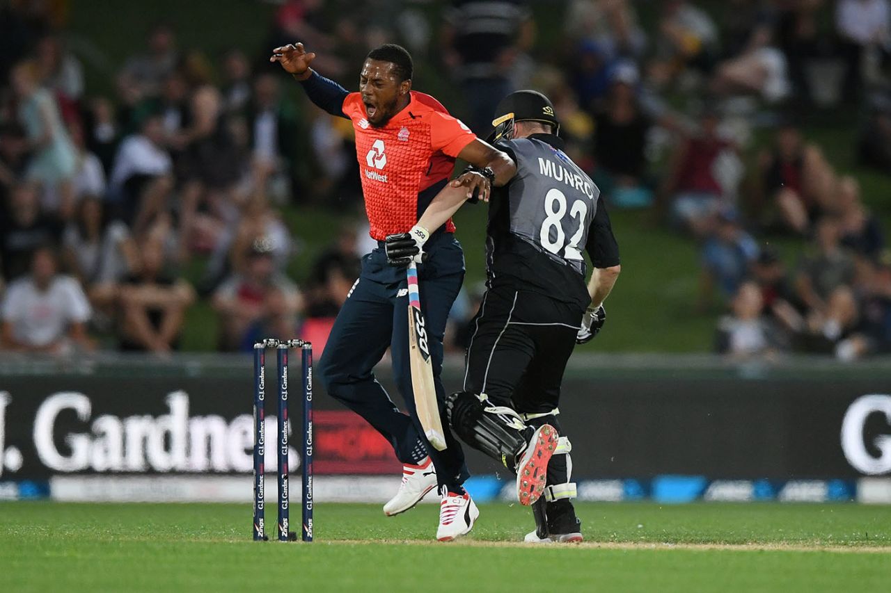 Colin Munro collides with Chris Jordan, New Zealand v England, 4th T20I, Napier, November 8, 2019