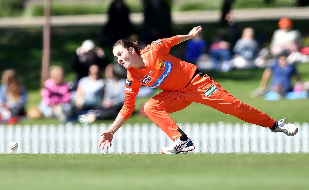 Heather Graham dives to field off her own bowling, Perth Scorchers v Sydney Thunder, Women's Big Bash League 2019-20, Adelaide, November 10, 2019