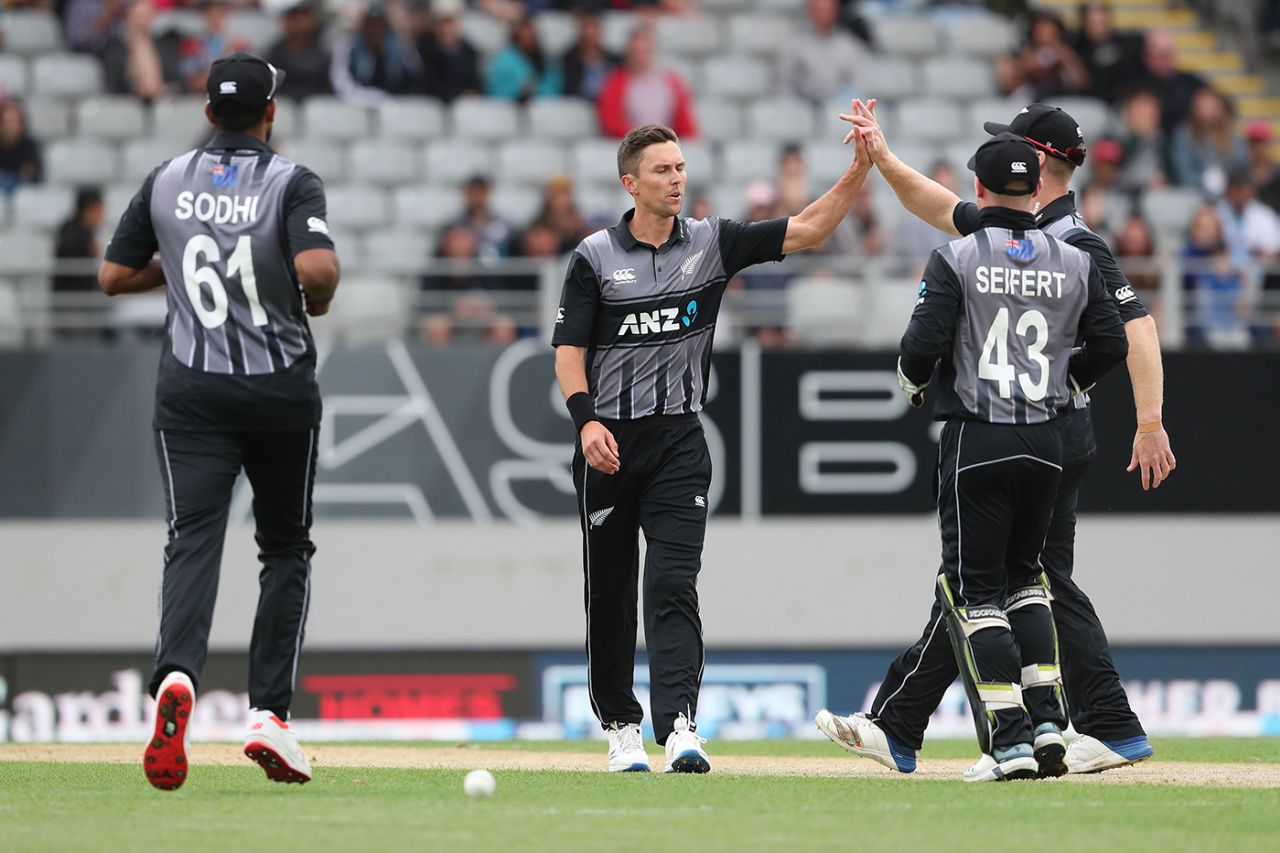 Trent Boult gets a high five, New Zealand v England, 5th T20I, Auckland, November 10, 2019