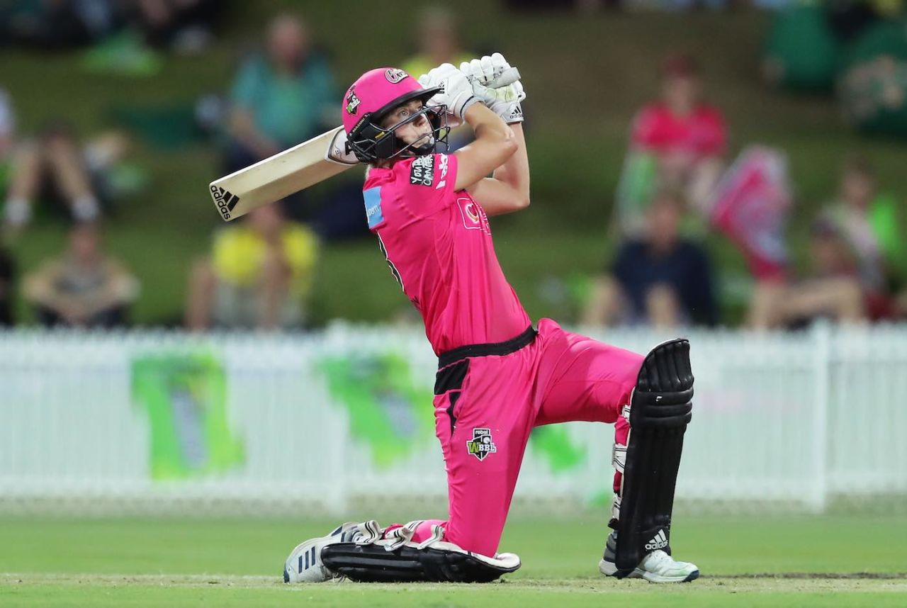 Ellyse Perry launches down the ground, Sydney Sixers v Sydney Thunder, WBBL, Drummoyne Oval, November 15, 2019