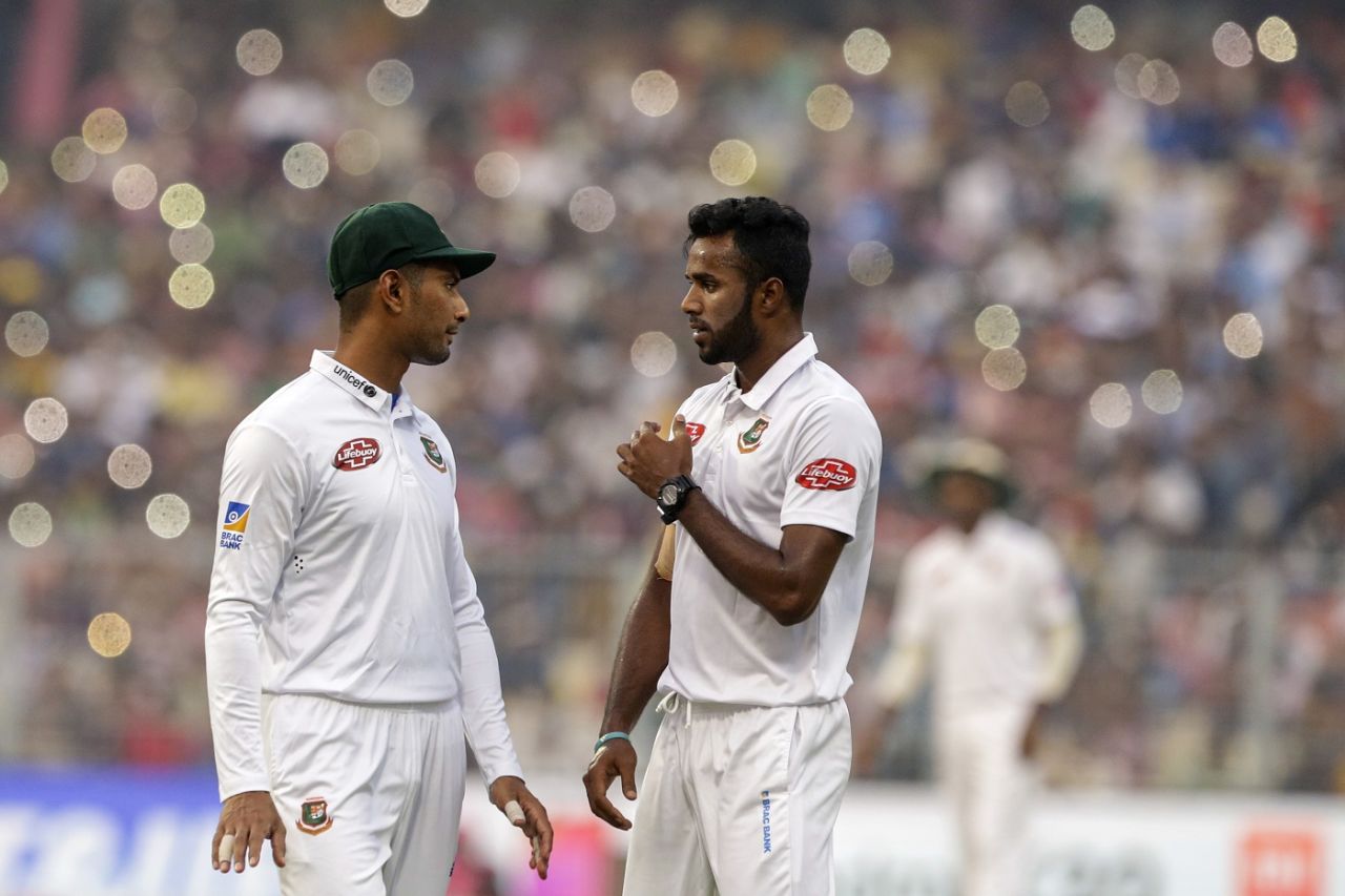 Ebadot Hossain chats to Mahmudullah, India v Bangladesh, 2nd Test, Kolkata, 2nd day, November 23, 2019