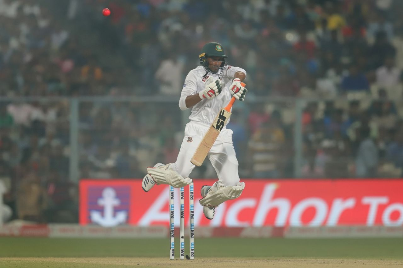 Mahmudullah is roughed up by a rip roaring bouncer, India v Bangladesh, 2nd Test, Kolkata, 2nd day, November 23, 2019